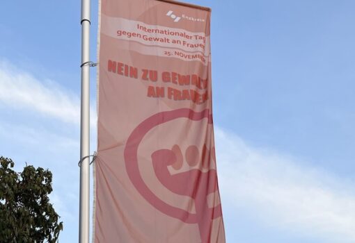 Fahnenaktion anlässlich des „Tages gegen Gewalt an Frauen“ zum Thema „Frauen und Schmerz“ am Donnerstag, den 27. November 2025 um 16 Uhr in das Rathaus der Gemeinde Wimsheim