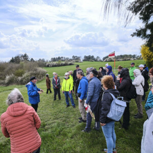 Interessierte Gruppe bei Römerwanderung
