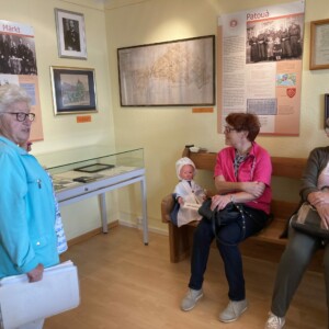 Führung durchs Waldenser Museum Pinach mit Gertrud Roux @Bild Böhmerle Führung durchs Waldenser Museum Pinach mit Gertrud Roux @Bild Böhmerle