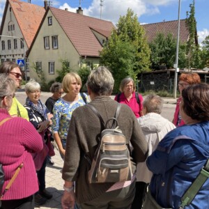 Vor der Waldenser Kirche Pinach @Bild Böhmerle Vor der Waldenser Kirche Pinach @Bild Böhmerle